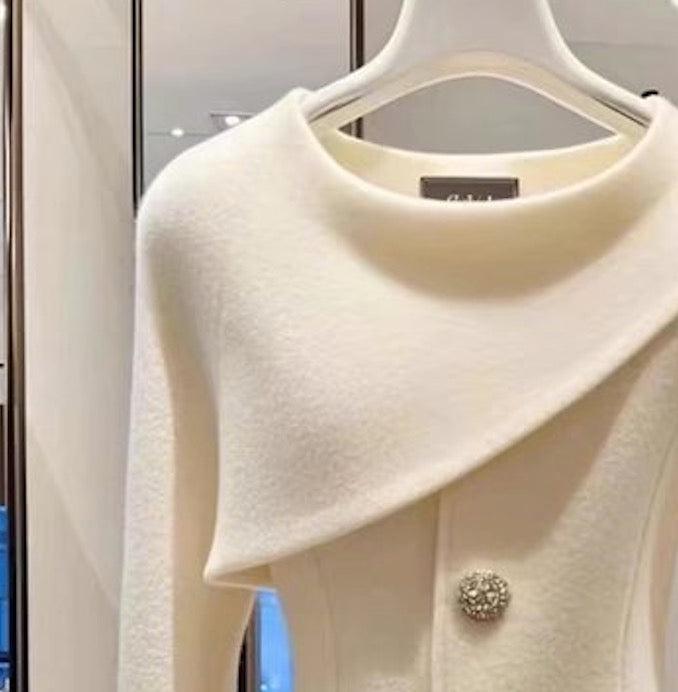 Eenvoudige witte comfortabele lange mouwen brei trui
