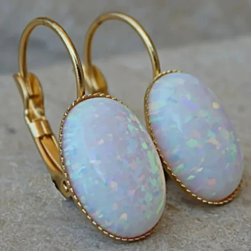 Vintage gouden oorbellen met witte opaal