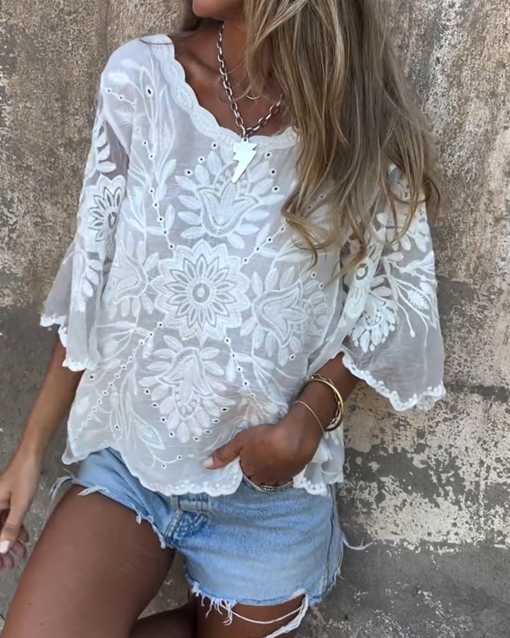 Blouse met vlindermouwen en een ronde geborduurde halslijn