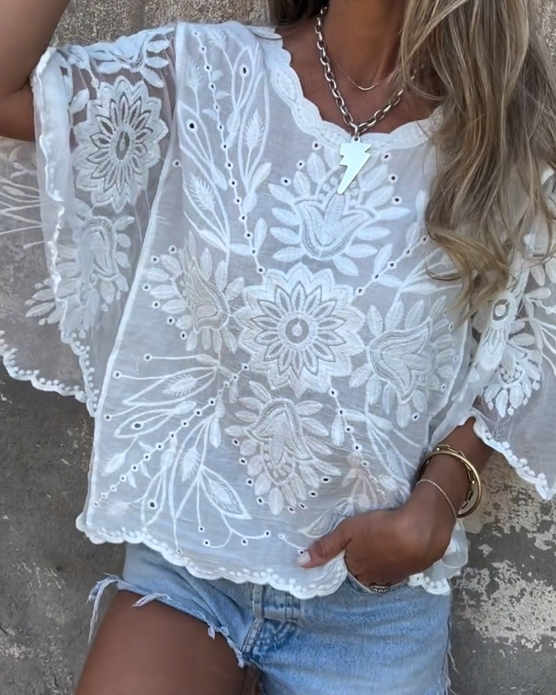Blouse met vlindermouwen en een ronde geborduurde halslijn