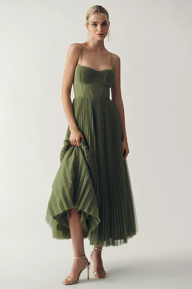 Claire™ – Geplisseerd tulejurk met asymmetrisch drapé