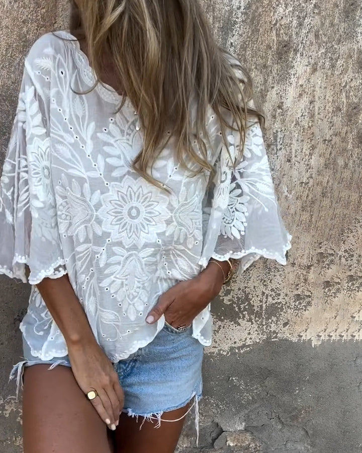 Blouse met vlindermouwen en een ronde geborduurde halslijn