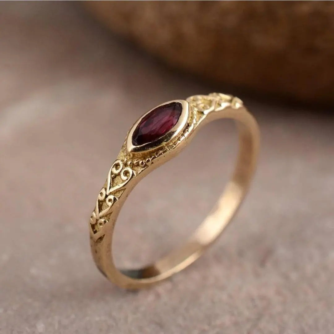 Gouden vintage ring met rode kristal