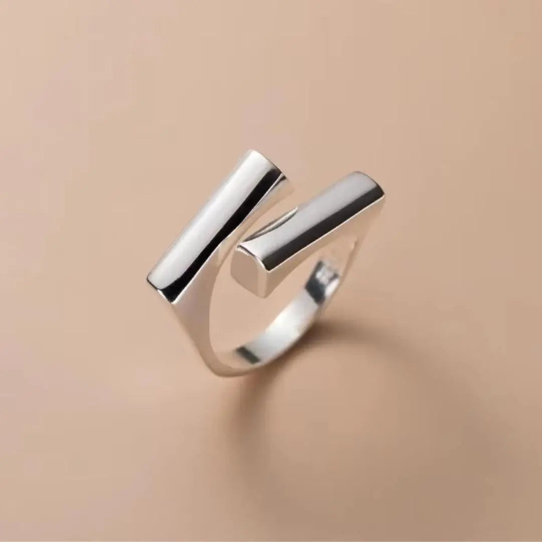 Eenvoudige geometrische ring met gladde twists