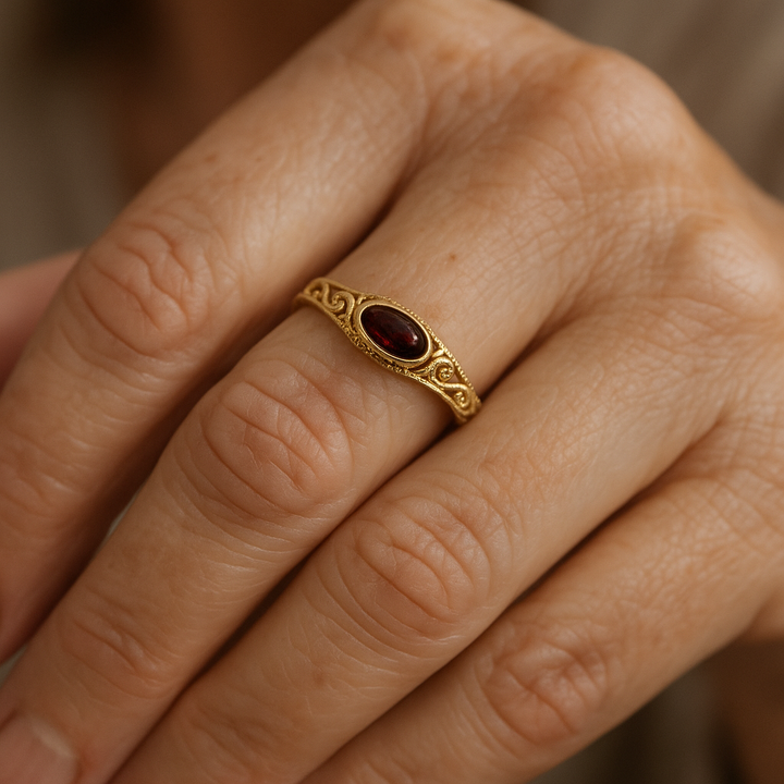 Gouden vintage ring met rode kristal