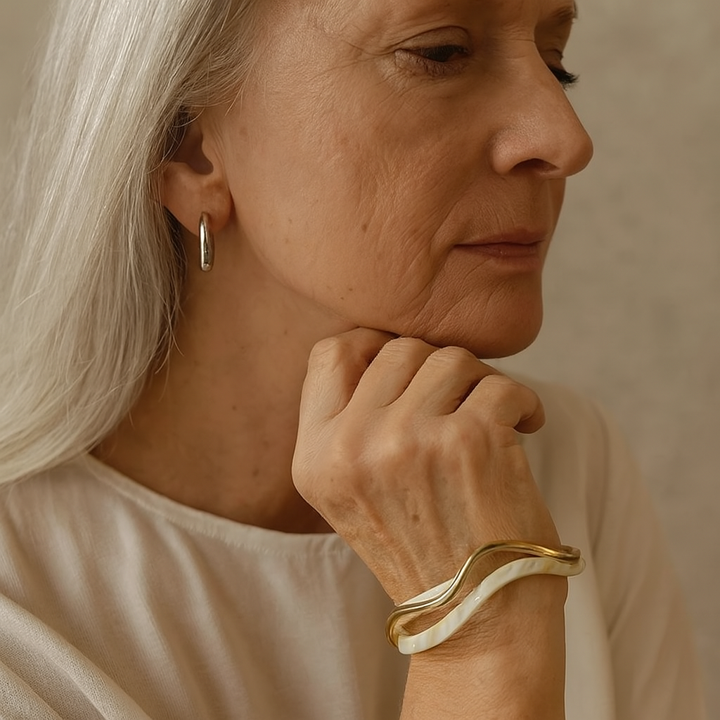 Elegante goudkleurige armband met witte opaal