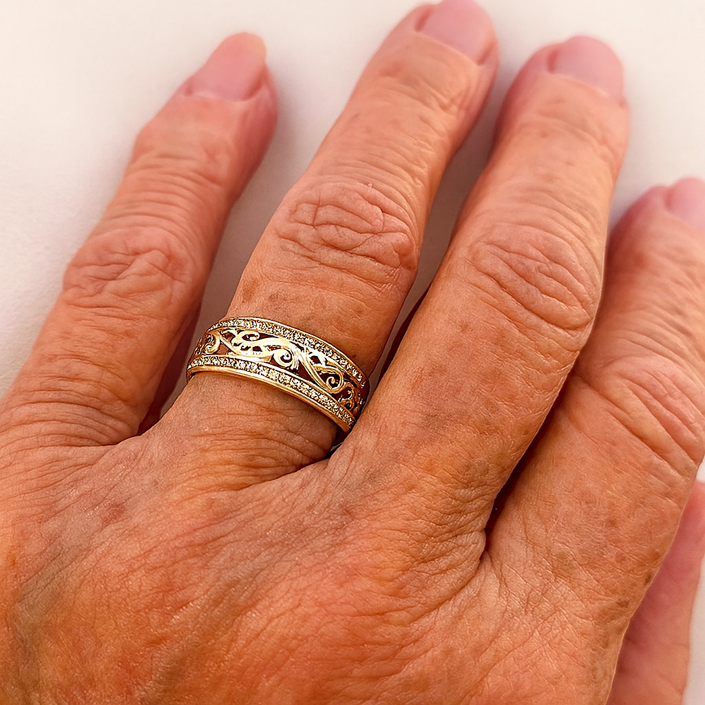Gouden holle en glanzende ring
