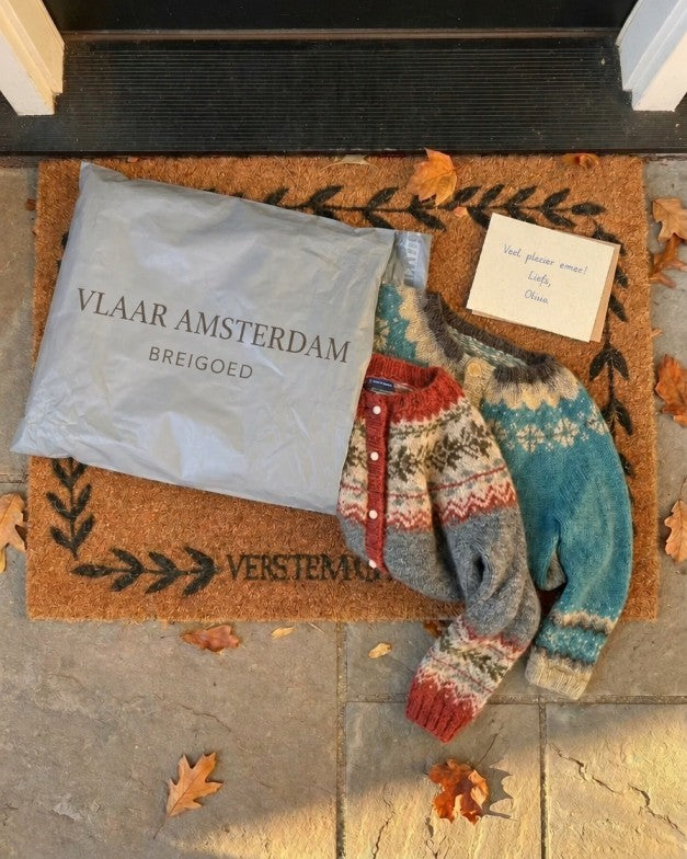 Vlaar Amsterdam pakket met gebreid vest en handgeschreven kaartje op de deurmat