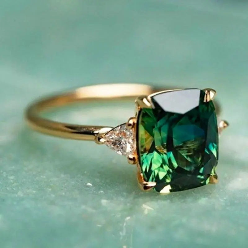 Elegante vierkante smaragdring