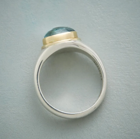 Zilveren ring met groene diamant