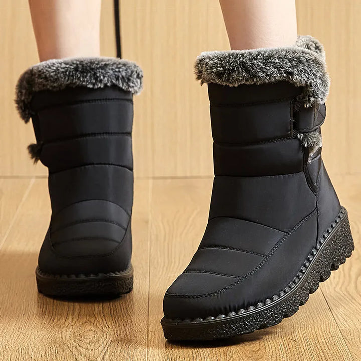 Evi gevoerde enkelboots met bontkraag – detail