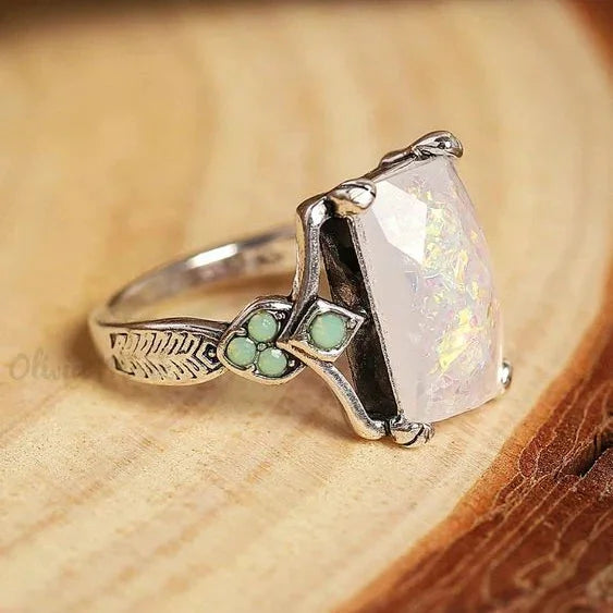 Vintage zilveren ring met een gloeiende opaal