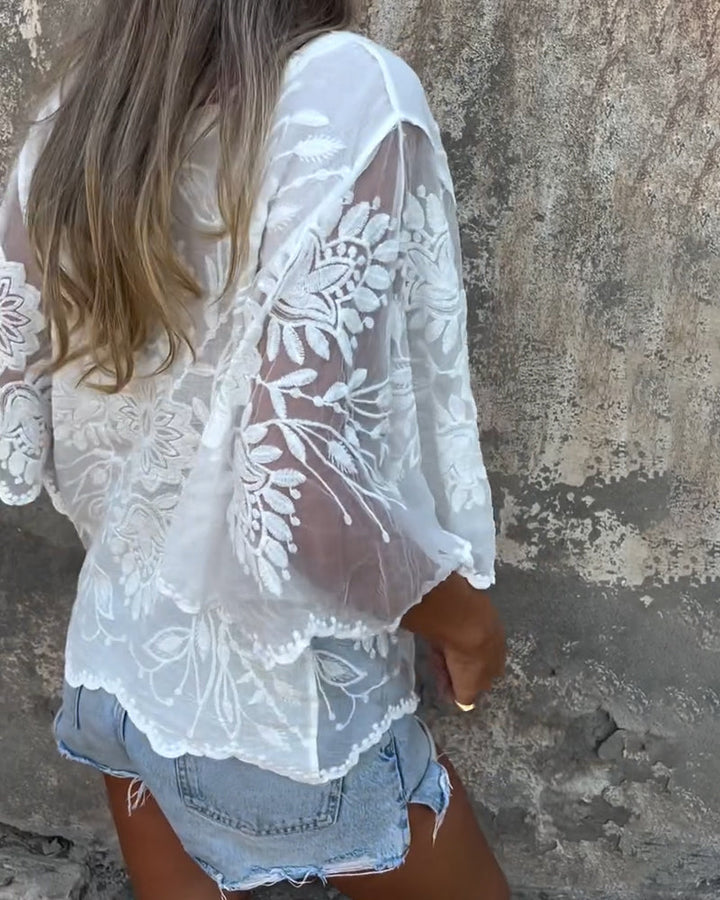 Blouse met vlindermouwen en een ronde geborduurde halslijn