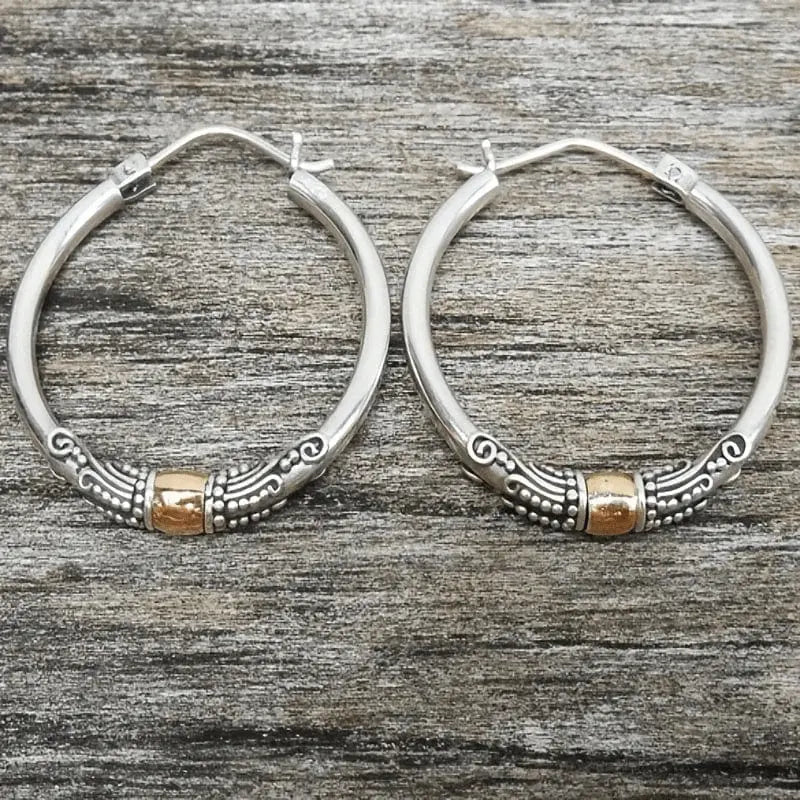 Zilveren creoolse oorbellen met gegraveerd vintage motief